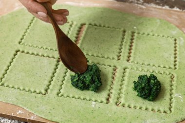 Kadın aşçı masada lezzetli ravioli yapıyor, yakın plan.