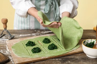 Kadın aşçı masada lezzetli ravioli yapıyor, yakın plan.