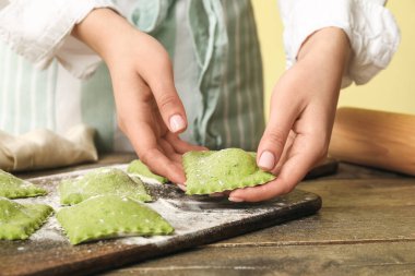 Kadın aşçı masada lezzetli ravioli yapıyor, yakın plan.