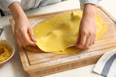 Kadın aşçı masada lezzetli ravioli yapıyor, yakın plan.