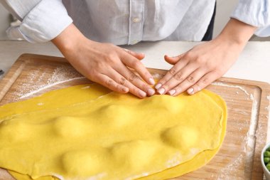 Kadın aşçı masada lezzetli ravioli yapıyor, yakın plan.