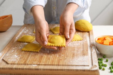 Kadın aşçı masada lezzetli ravioli yapıyor, yakın plan.