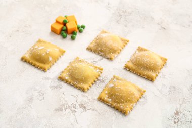 Hafif arkaplanda çiğ ravioli