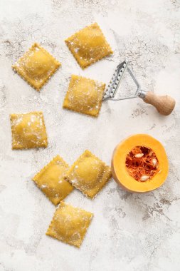 Hafif arkaplanda çiğ ravioli