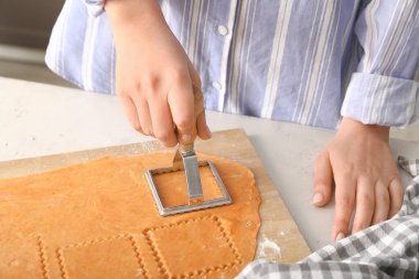 Kadın aşçı masada lezzetli ravioli yapıyor, yakın plan.