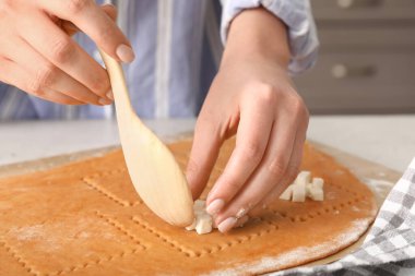 Kadın aşçı masada lezzetli ravioli yapıyor, yakın plan.