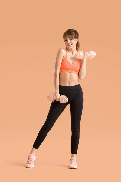 Deportiva Mujer Joven Formación Con Mancuernas Sobre Fondo Color — Foto de Stock