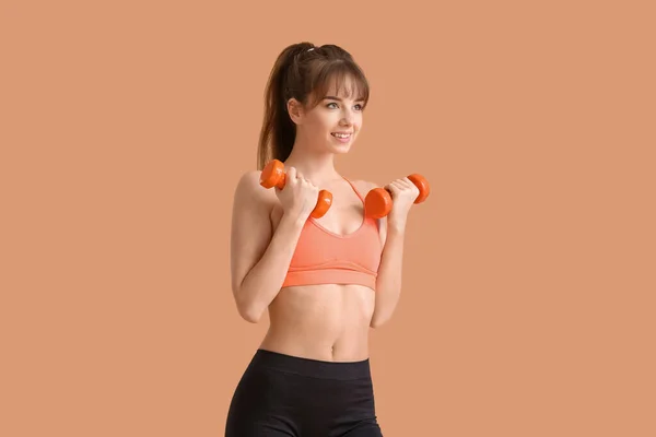 Deportiva Mujer Joven Formación Con Mancuernas Sobre Fondo Color — Foto de Stock