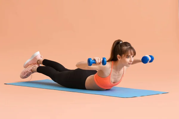 Deportiva Mujer Joven Formación Con Mancuernas Sobre Fondo Color —  Fotos de Stock