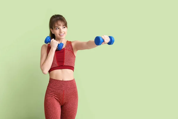 Jovem Esportiva Com Halteres Fundo Cor — Fotografia de Stock