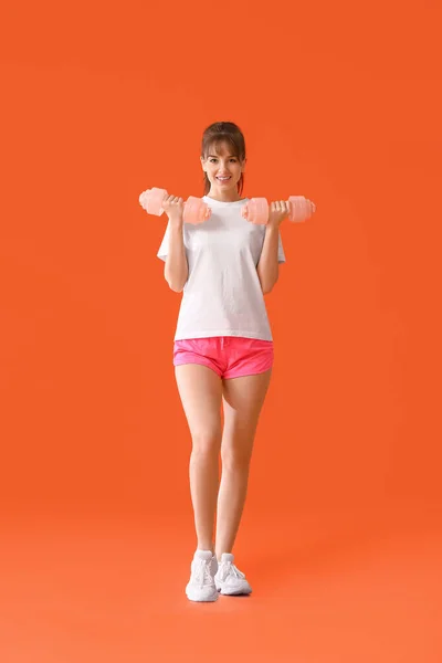 Mujer Joven Deportiva Con Mancuernas Sobre Fondo Color — Foto de Stock