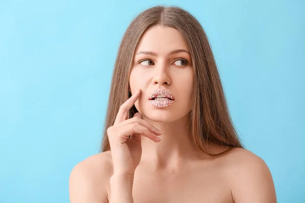 Hermosa Mujer Joven Con Maquillaje Creativo Fondo Color — Foto de Stock