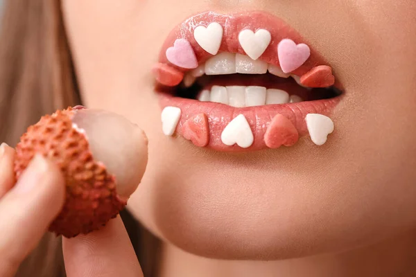Mulher Bonita Com Maquiagem Criativa Fruta Litchi Close — Fotografia de Stock