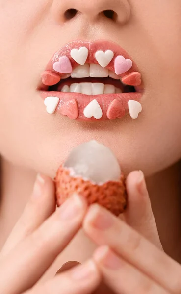 Bella Giovane Donna Con Trucco Creativo Frutta Litchi Primo Piano — Foto Stock