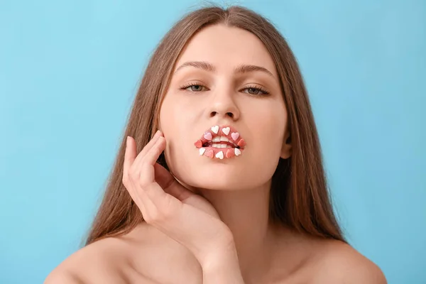 Hermosa Mujer Joven Con Maquillaje Creativo Fondo Color — Foto de Stock