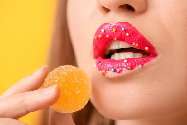 Schöne Junge Frau Mit Kreativem Make Und Süßen Süßigkeiten Nahaufnahme — Stockfoto