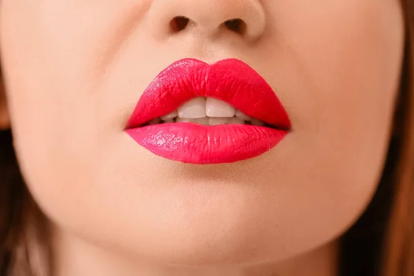 Bella Giovane Donna Con Rossetto Luminoso Primo Piano — Foto Stock