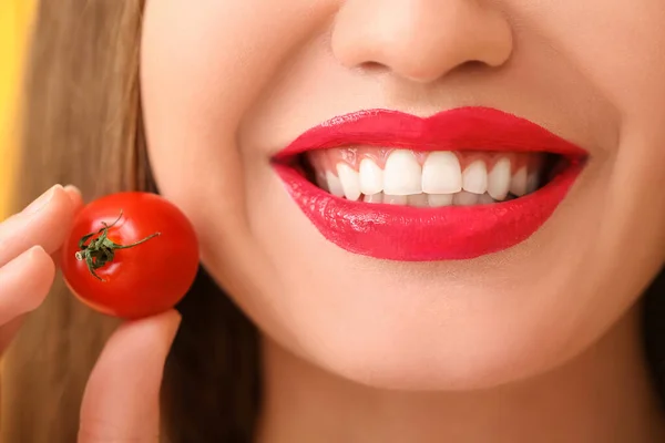 Bella Giovane Donna Con Pomodoro Ciliegia Primo Piano — Foto Stock