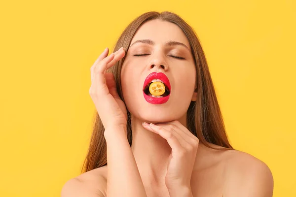 Mulher Bonita Com Doce Cumquat Fundo Cor — Fotografia de Stock