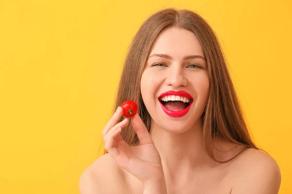 Mulher Bonita Com Tomate Cereja Fundo Cor — Fotografia de Stock