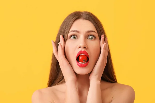 Jovem Chocada Com Tomate Cereja Fundo Cor — Fotografia de Stock