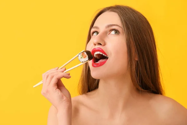 Красивая Молодая Женщина Вкусными Суши Рулон Цветном Фоне — стоковое фото
