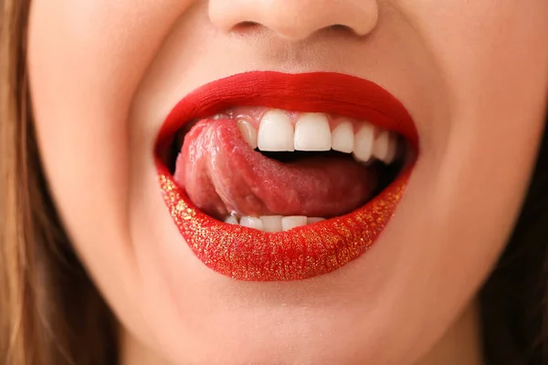 Bella Giovane Donna Con Trucco Creativo Primo Piano — Foto Stock