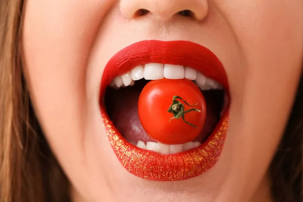 Hermosa Joven Con Tomate Cherry Primer Plano — Foto de Stock