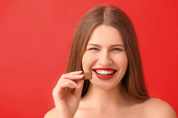 Hermosa Mujer Joven Con Chocolate Dulce Fondo Color —  Fotos de Stock