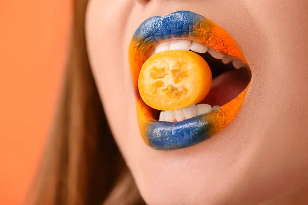 Hermosa Joven Con Maquillaje Creativo Cumquat Primer Plano — Foto de Stock