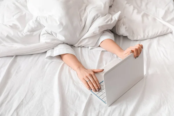 Mujer Joven Usando Ordenador Portátil Dormitorio — Foto de Stock