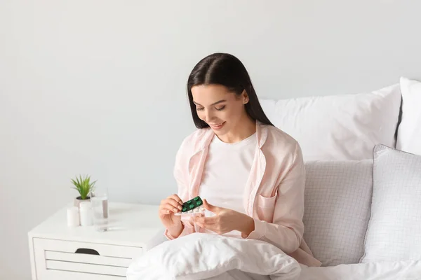 Mooie Jonge Vrouw Met Pillen Slaapkamer — Stockfoto