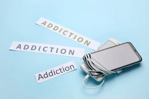 Mobiltelefoner Och Papper Med Ordet Addiction Färg Bakgrund — Stockfoto
