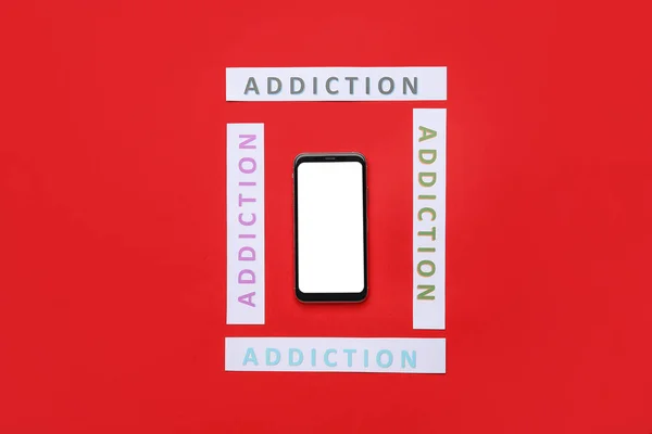 Mobiltelefon Papírok Szó Addiction Színes Háttér — Stock Fotó