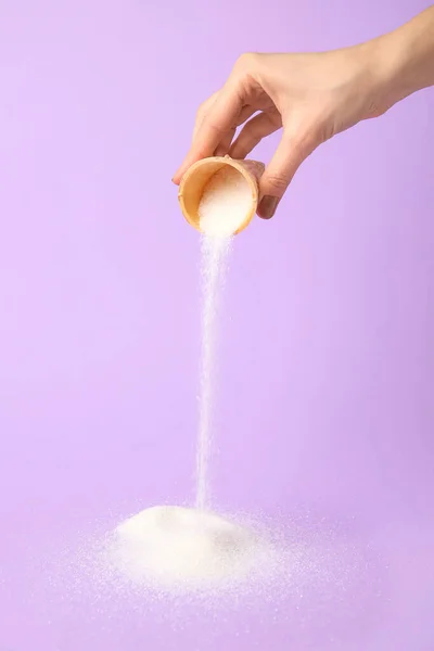 Donna Versando Zucchero Dolce Sullo Sfondo Colore — Foto Stock