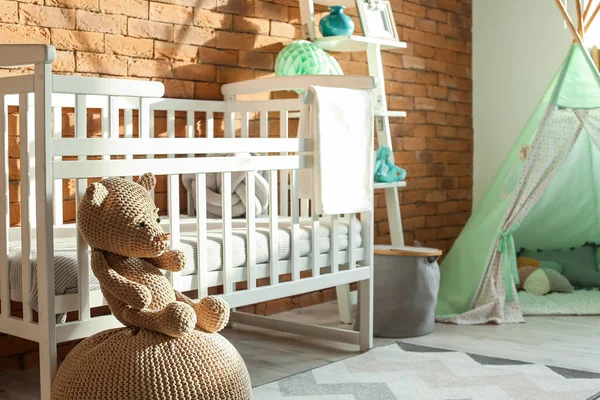 有舒适婴儿床的现代儿童房的内部 — 图库照片