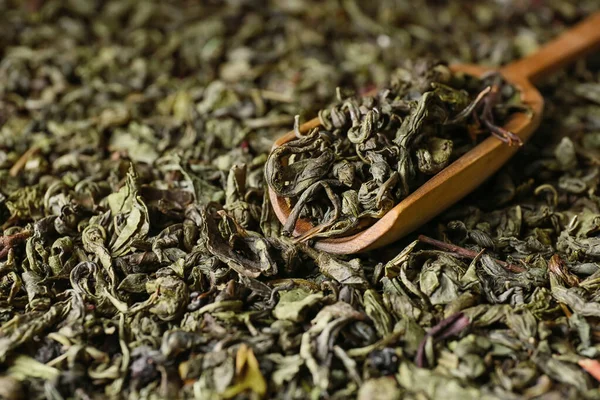 Schaufel Auf Trockenen Grünen Teeblättern Nahaufnahme — Stockfoto