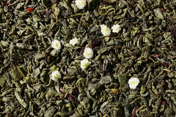 Arka Planda Çiçekler Olan Kuru Yeşil Çay Yaprakları Yakın Plan — Stok fotoğraf