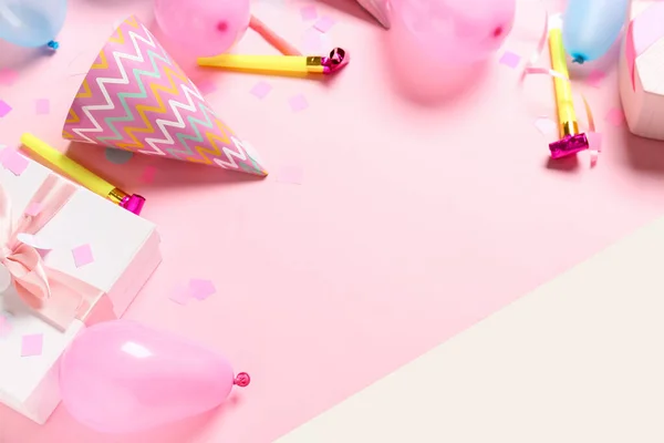 Cones Festa Com Balões Caixa Presente Sobre Fundo Cor — Fotografia de Stock