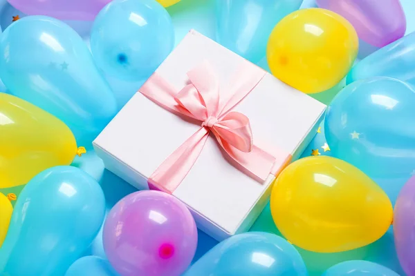 Luftballons Und Geschenkbox Auf Farbigem Hintergrund — Stockfoto