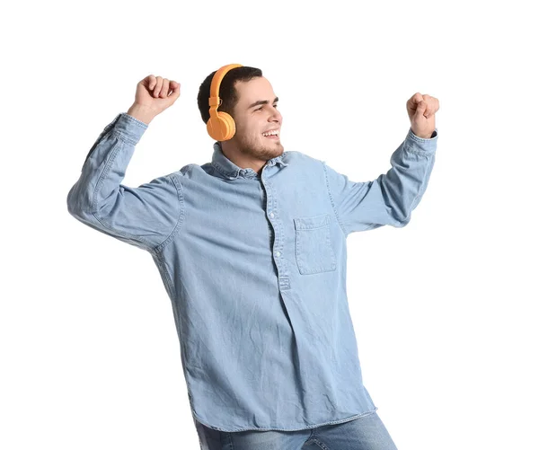 Hombre Guapo Escuchando Música Sobre Fondo Blanco —  Fotos de Stock