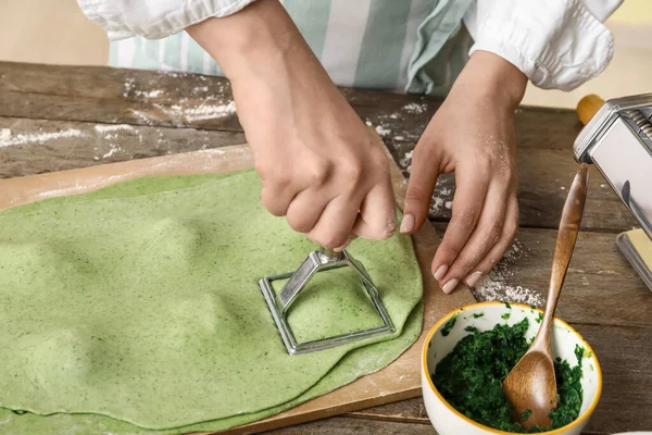 Kadın aşçı masada lezzetli ravioli yapıyor, yakın plan.