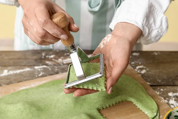 Kadın aşçı masada lezzetli ravioli yapıyor, yakın plan.