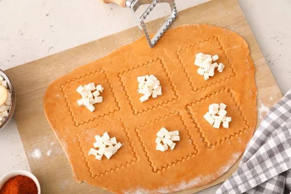 Holzbrett Mit Rohen Ravioli Auf Dem Tisch — Stockfoto