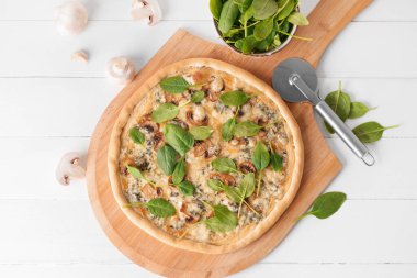 Lezzetli vejetaryen pizza beyaz ahşap masada.