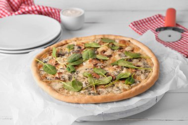 Hafif ahşap arka planda nefis vejetaryen pizza.