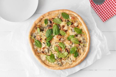 Beyaz ahşap arka planda lezzetli vejetaryen pizza.