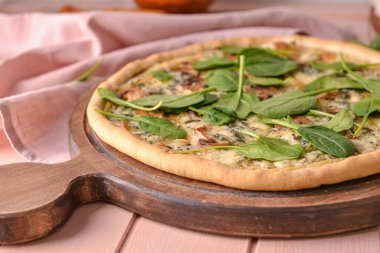 Ahşap arka planda ıspanaklı lezzetli vejetaryen pizza, yakın plan.