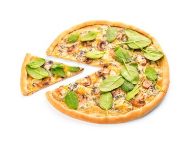 Beyaz arka planda ıspanaklı ve mantarlı lezzetli vejetaryen pizza.