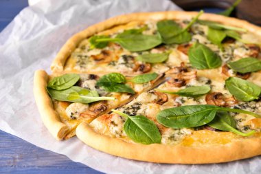 Renkli ahşap arka planda lezzetli vejetaryen pizzalı kompozisyon, yakın plan.